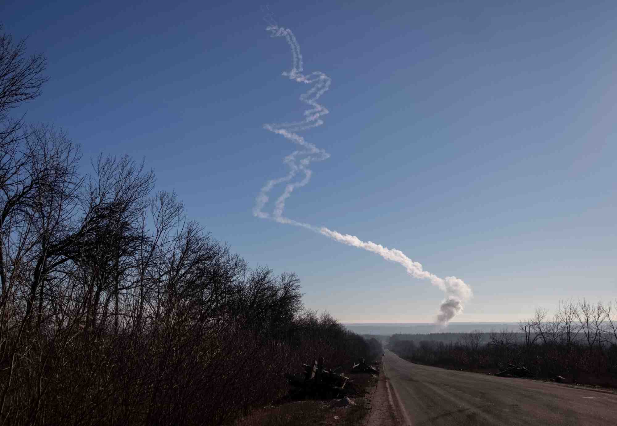 Des traces de missiles dans le ciel, dans la region du donbass, en ukraine