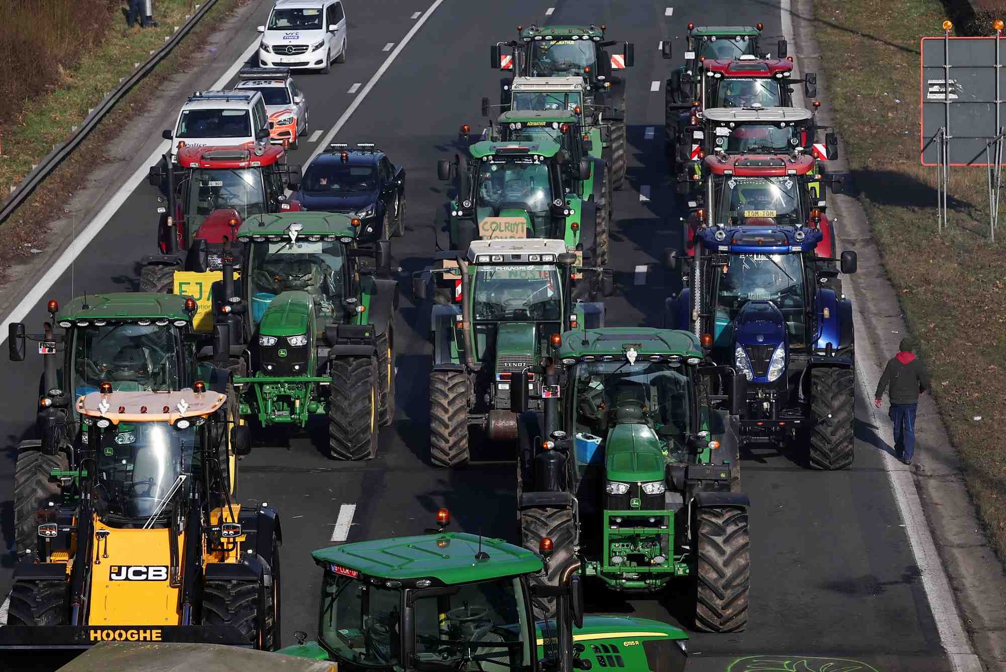 Les agriculteurs belges bloquent le ring de bruxelles lors d'une manifestation, a halle