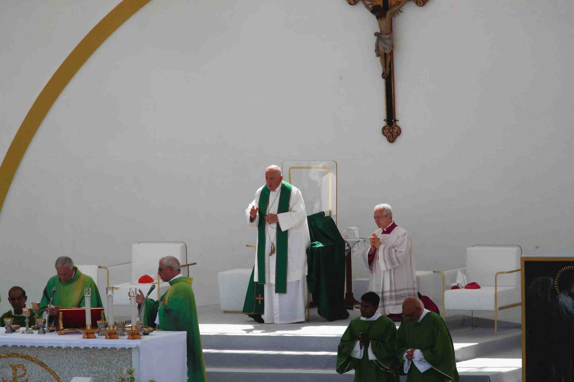 Le pape francois assiste a une messe sur la piazza unita d'italia a trieste, en italie