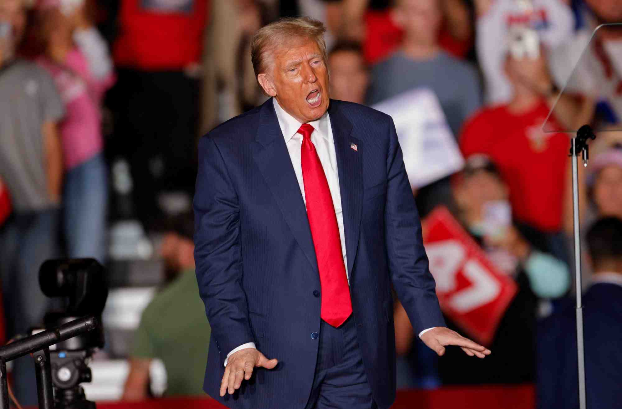 Le candidat republicain a la presidence et ancien president des etats-unis, donald trump, assiste a un rassemblement de campagne au greensboro coliseum, a greensboro, en caroline du nord