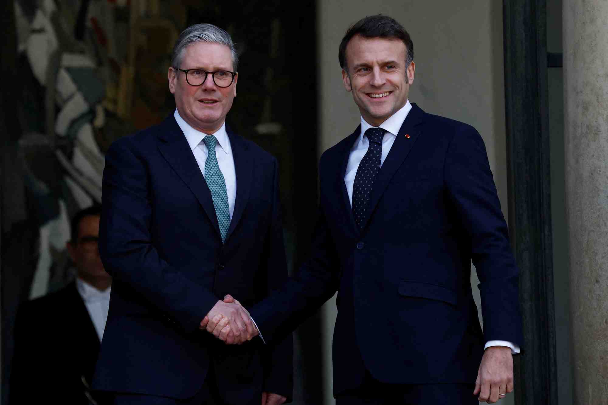 Le président français veut que l'UE investisse au moins 200 milliards d'euros et vise un effort militaire à 3 ou 3,5 % du PIB.