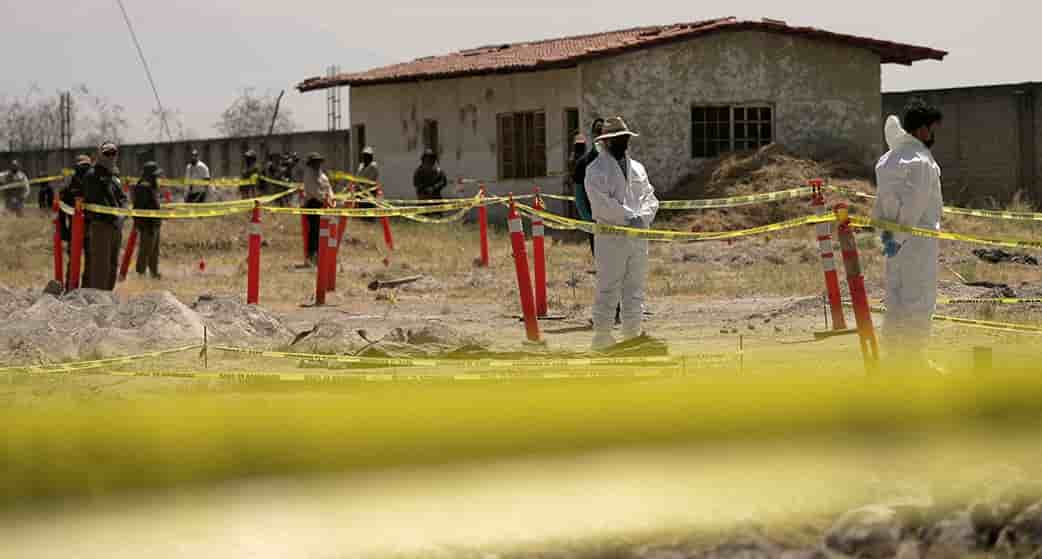 Des techniciens médico-légaux se tiennent dans une zone bouclée lors d'une visite médiatique du bureau du procureur général de Jalisco au ranch Izaguirre. Les militants l'ont qualifié de « camp d'extermination » dirigé par un cartel, à Teuchitlan, dans l'État de Jalisco, au Mexique.