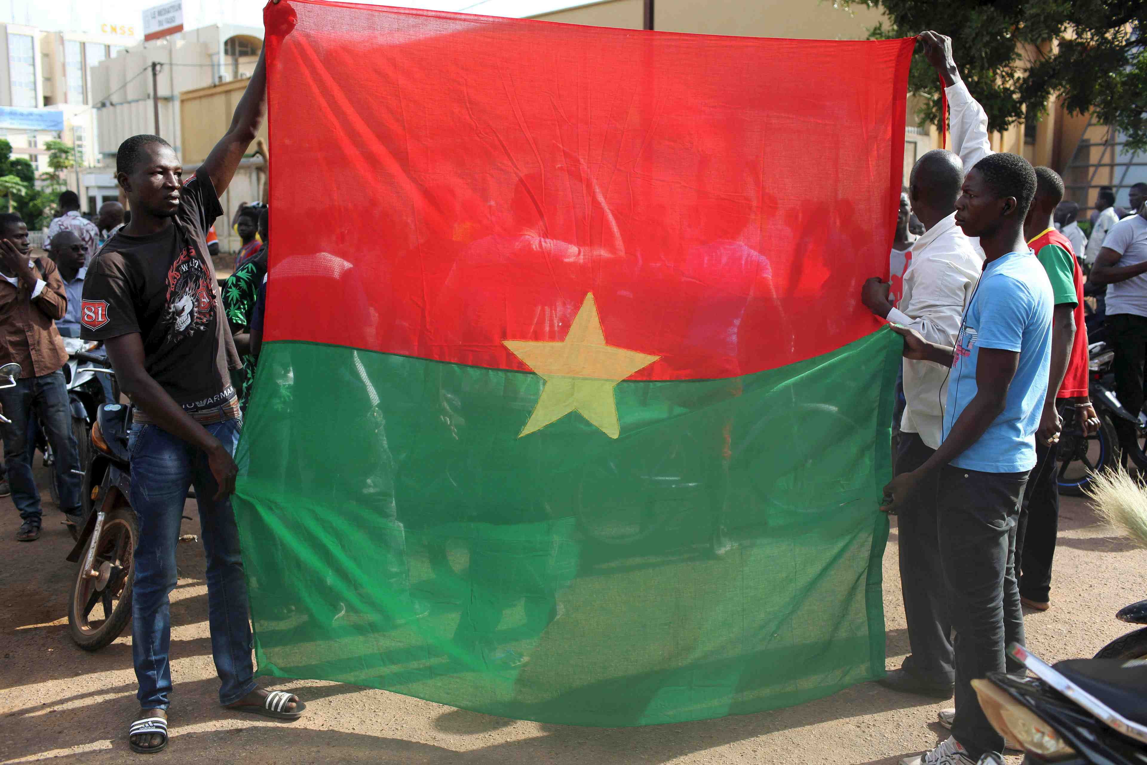 Accord entre putschistes et forces loyalistes au burkina faso