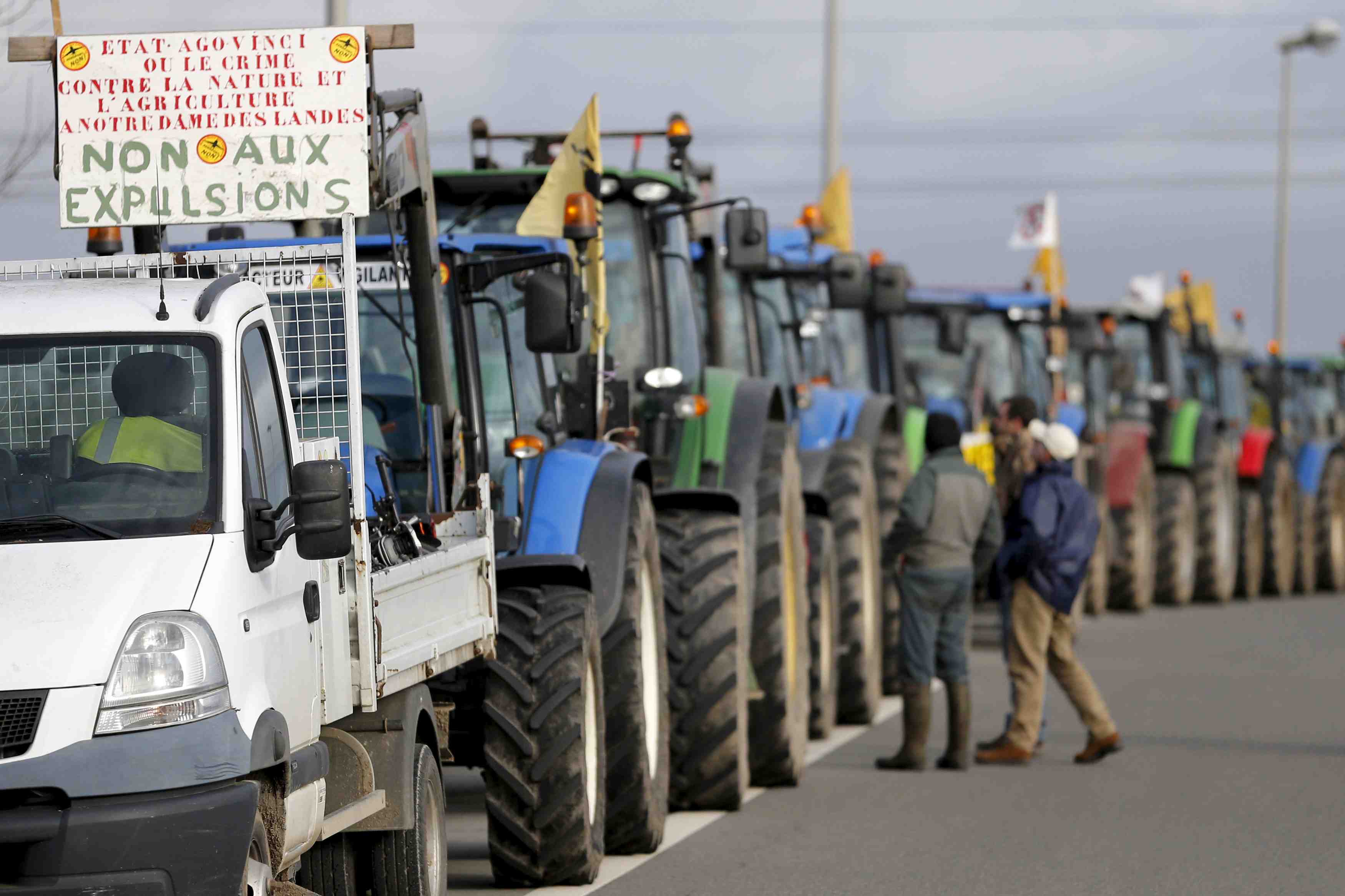 Evacuation des agriculteurs manifestant contre notre-dame-des-landes