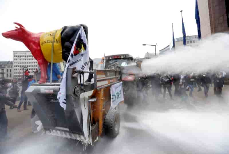 Les producteurs de lait manifestent a bruxelles