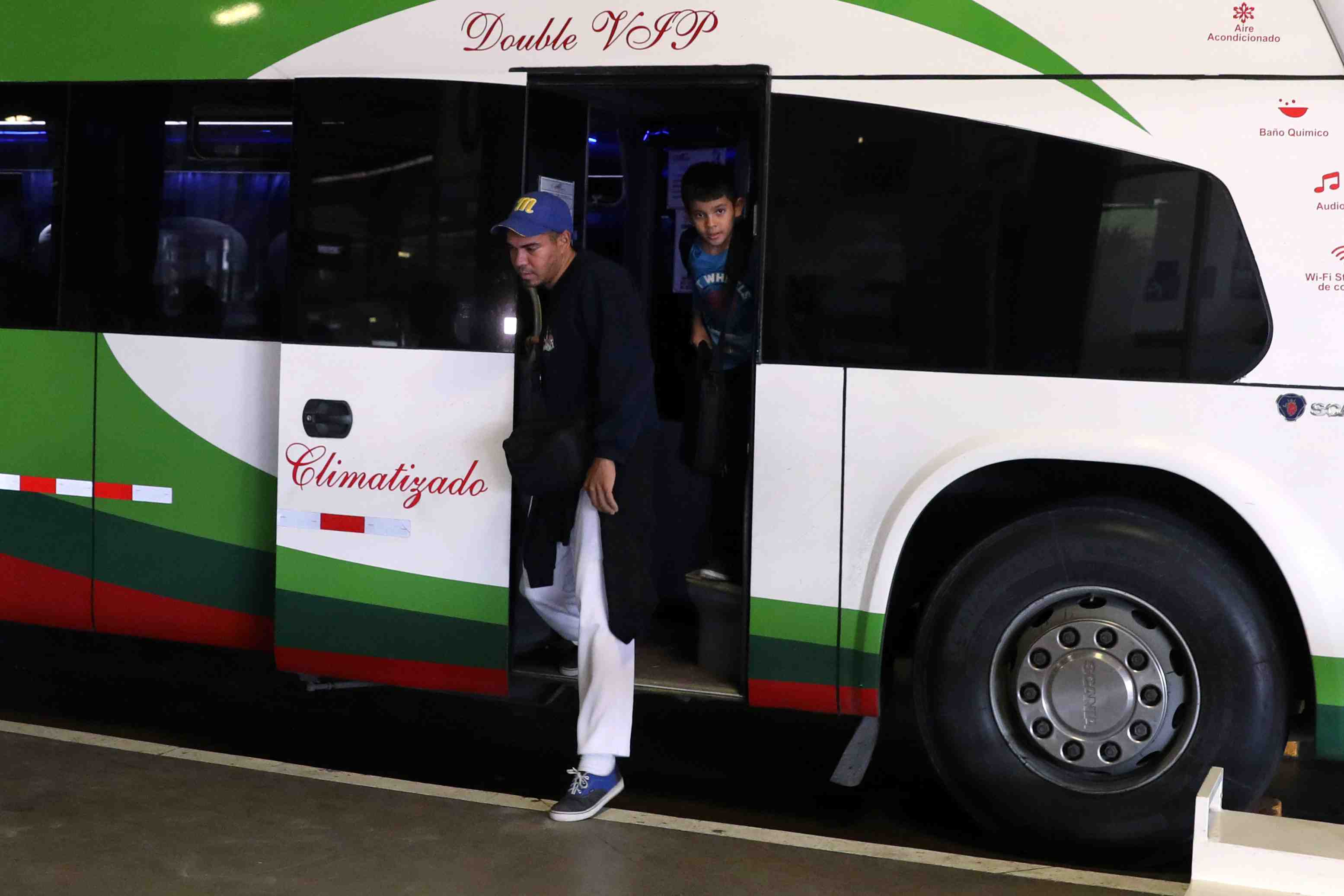Les venezueliens arrives en equateur transferes par car au perou