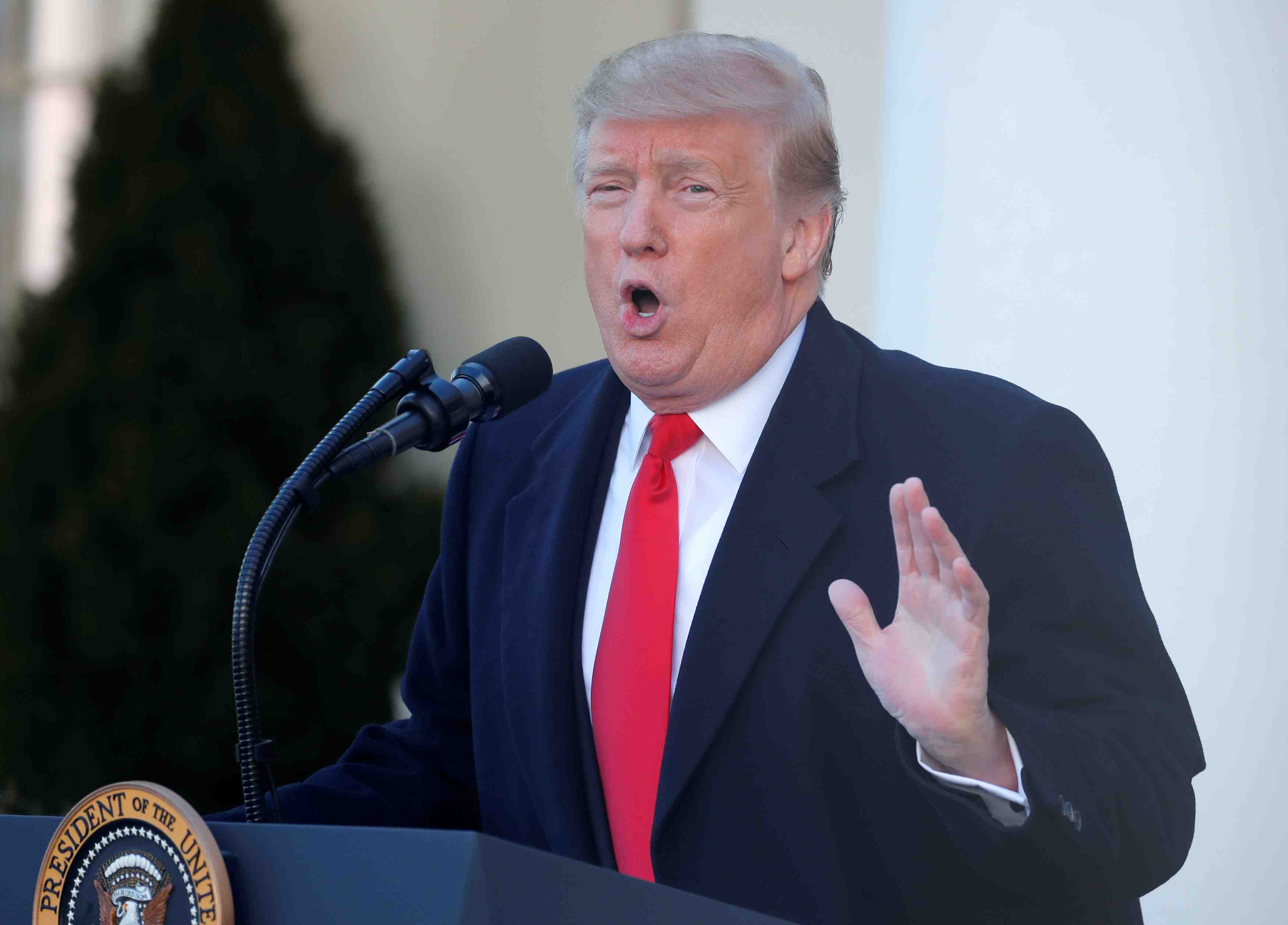 Trump conteste l'avis des agences de renseignement sur l'ei et la coree