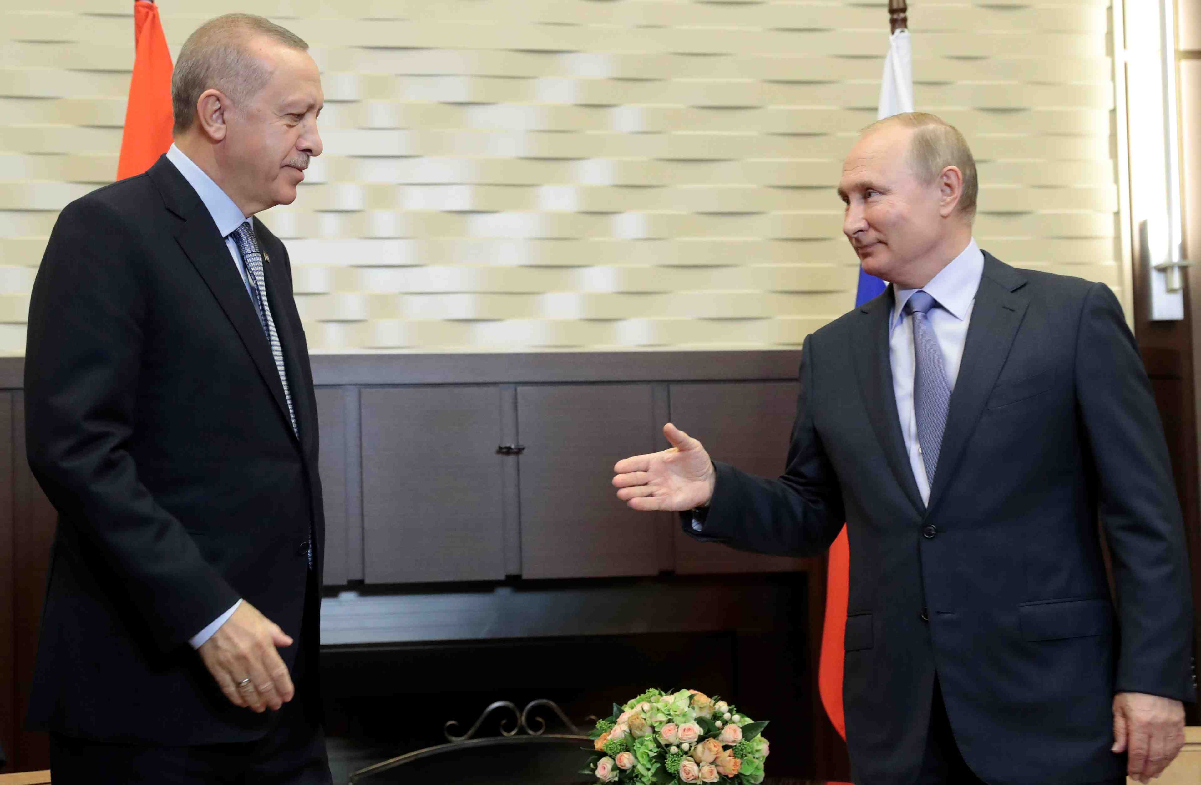 La turquie menace de reprendre son offensive en syrie