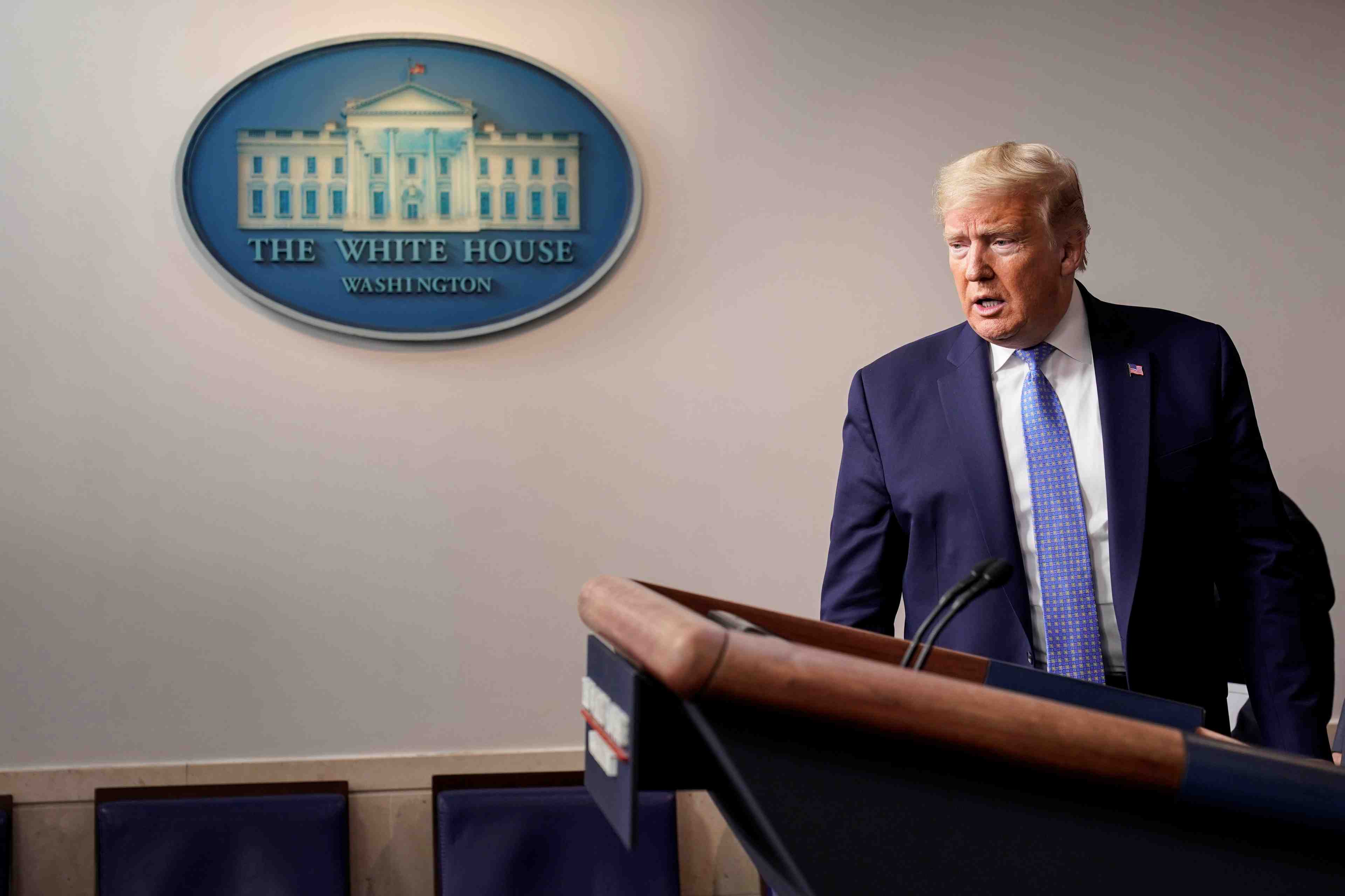 Coronavirus: trump recommande d'eviter voyages, bars et restaurants