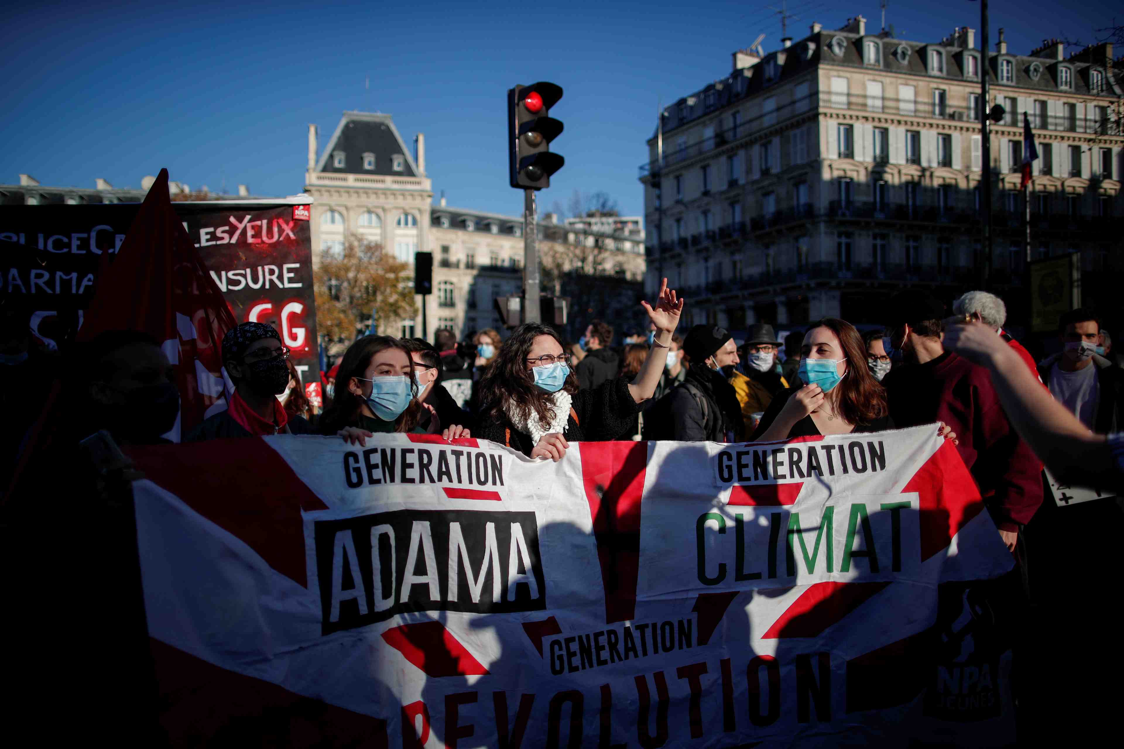 Paris: le cortege contre l'article 24 et les violence policieres a pris le depart