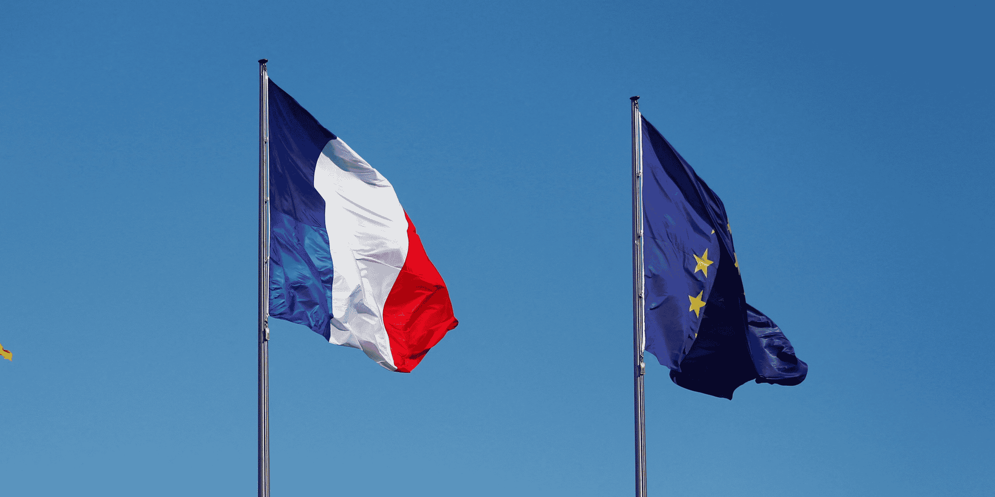 Les drapeaux de l'allemagne, de la france et de l'union europeenne devant la chancellerie allemande