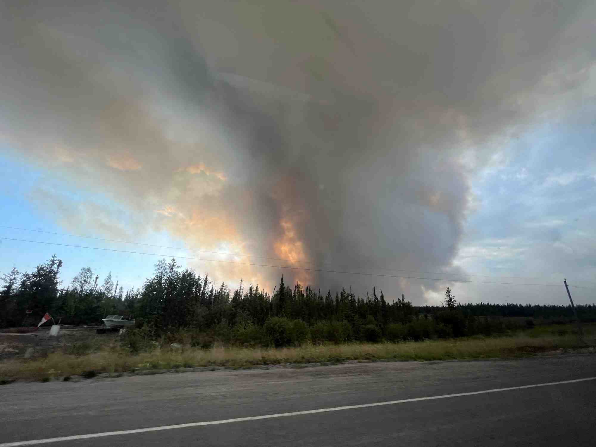 Vue sur les incendies de foret a yellowknife