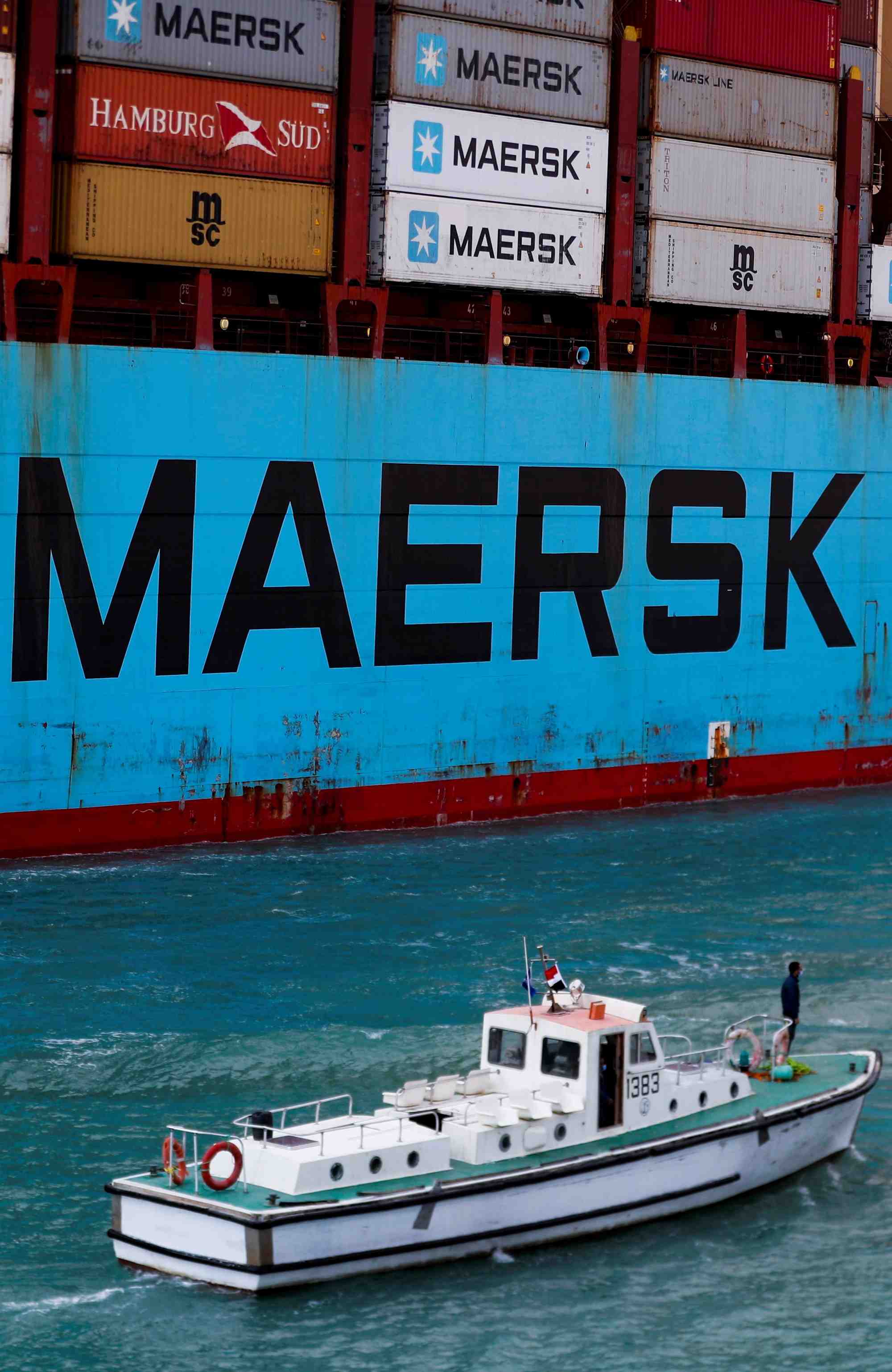 Des containers maersk transportes dans le canal de suez