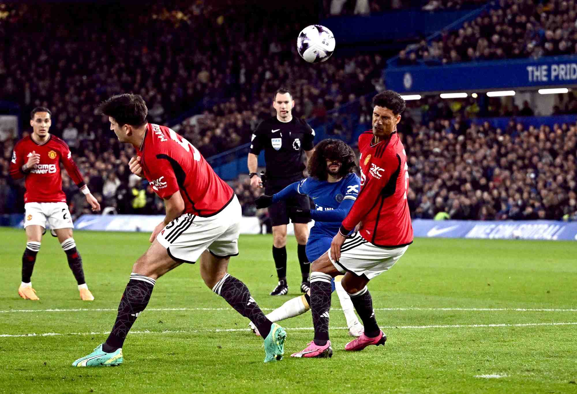 Raphael varane en action lors d'un match contre chelsea a londres