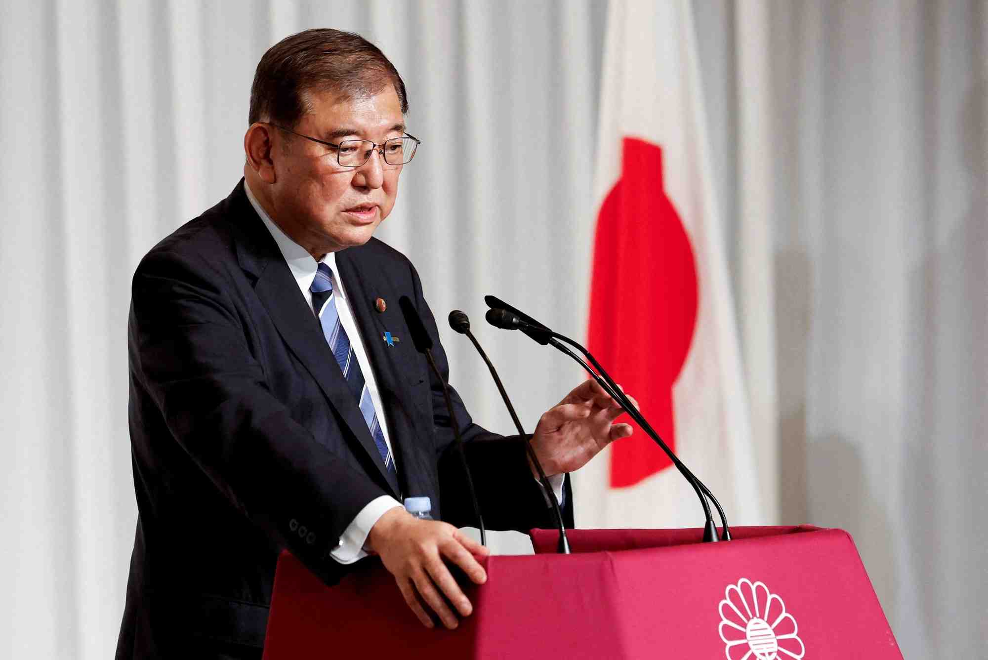 A 67 ans, Shigeru Ishiba est devenu Premier ministre du Japon, après avoir remporté un vote très disputé pour prendre les rênes du parti conservateur au pouvoir.