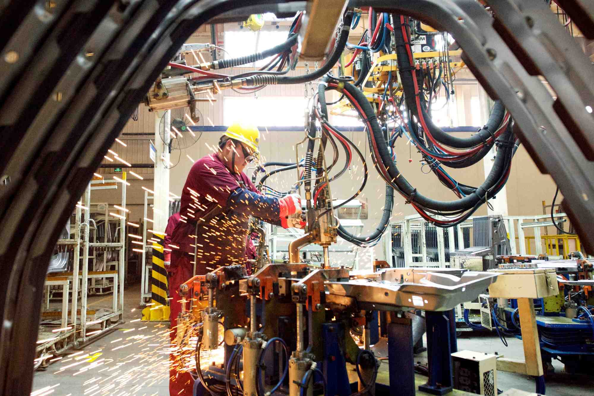 Un employe travaille sur la chaine de production dans une usine a weifang en chine