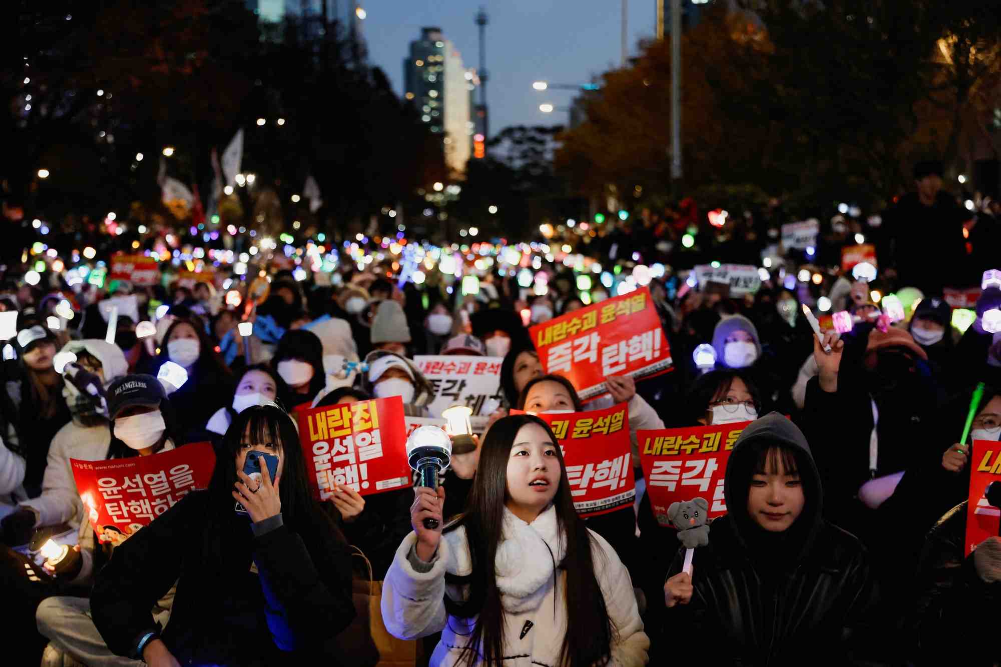 Des manifestants participent a un rassemblement pres de l'assemblee nationale a seoul, en coree du sud