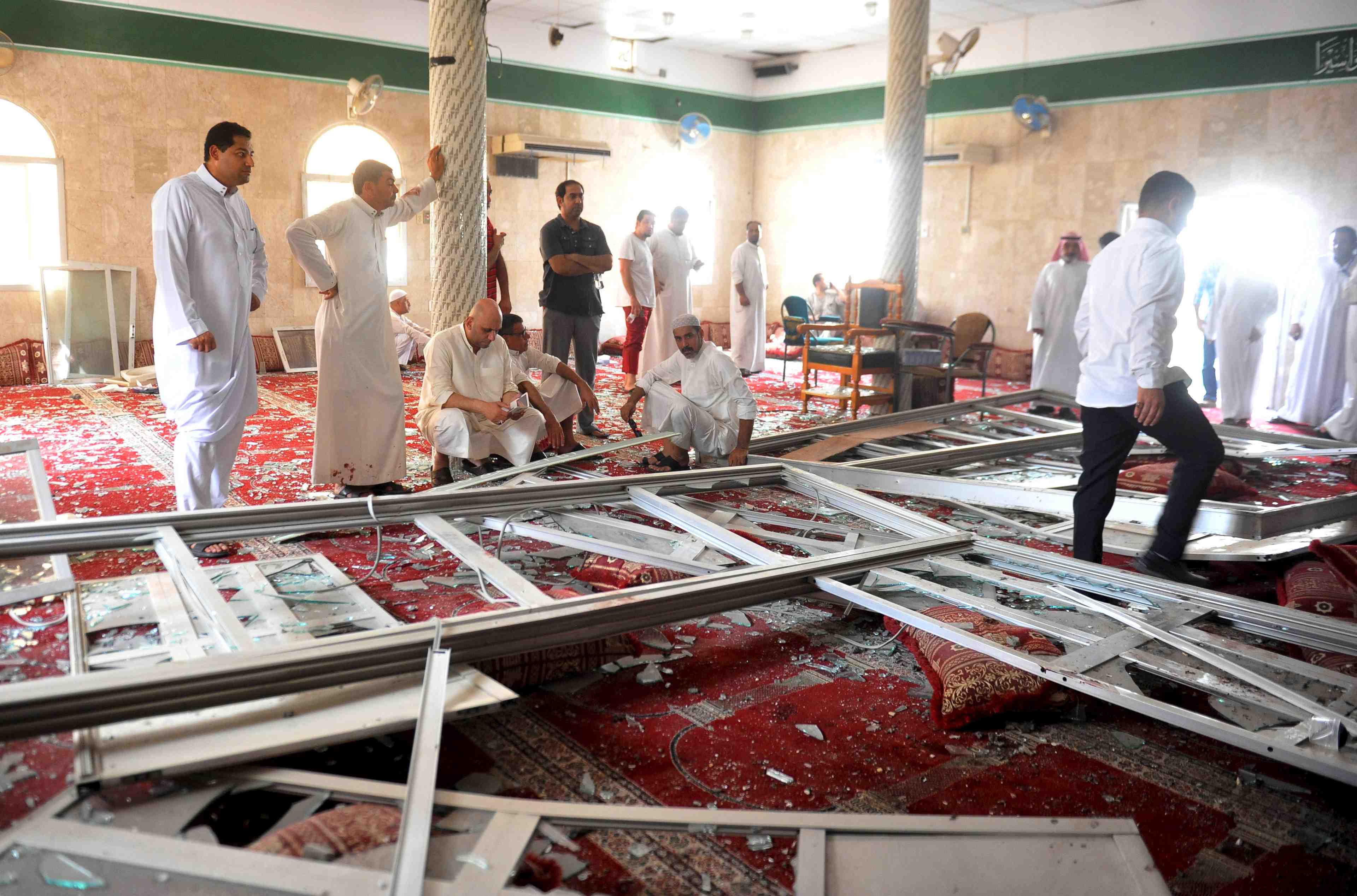 Le roi d'arabie saoudite promet de faire juger les responsables de l'attentat dans une mosquee chiite