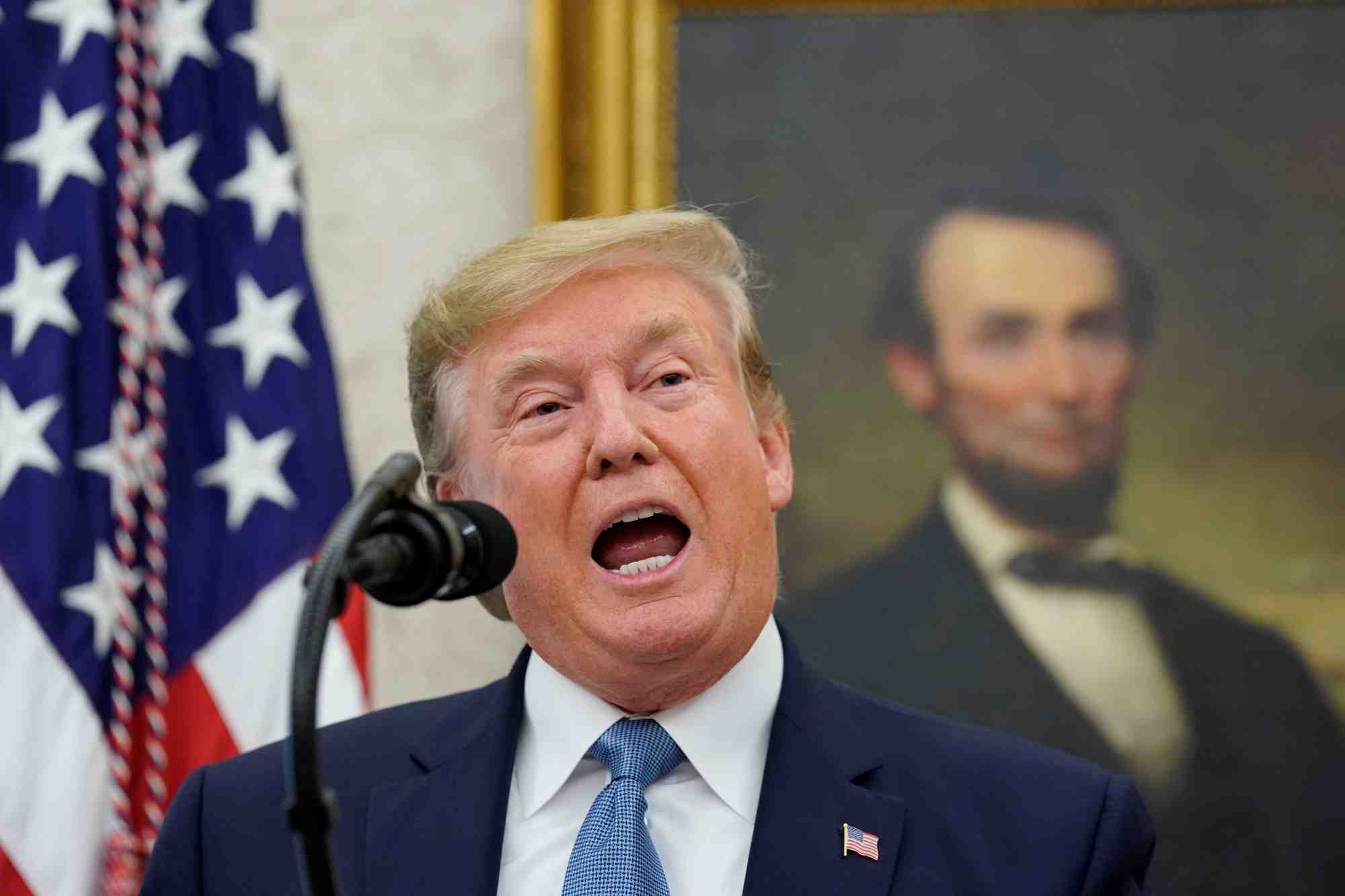 Donald Trump, le 22 août 2019, fait un discours à la Maison-Blanche devant un portrait d'Abraham Lincoln, 16e président des États-Unis qui a dirigé le pays à l'un des pires moments de son histoire, la guerre de Sécession.