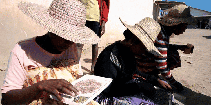 Sur cette photo, des femmes Malgaches qui vendent des saphirs au bord de la route dans la ville d'Ilakaka, en septembre 2007.
