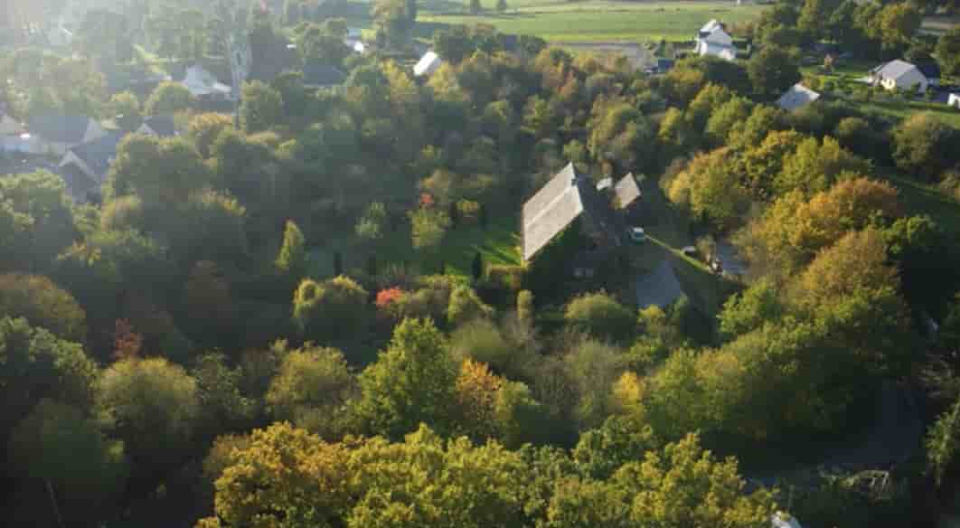 Pour réduire au maximum l’impact sur le climat et la biodiversité, les constructions des Hameaux Légers de Saint-André des eaux reposent sur des fondations légères, l’usage de matériaux locaux et biosourcés est préconisé et le béton est proscrit.