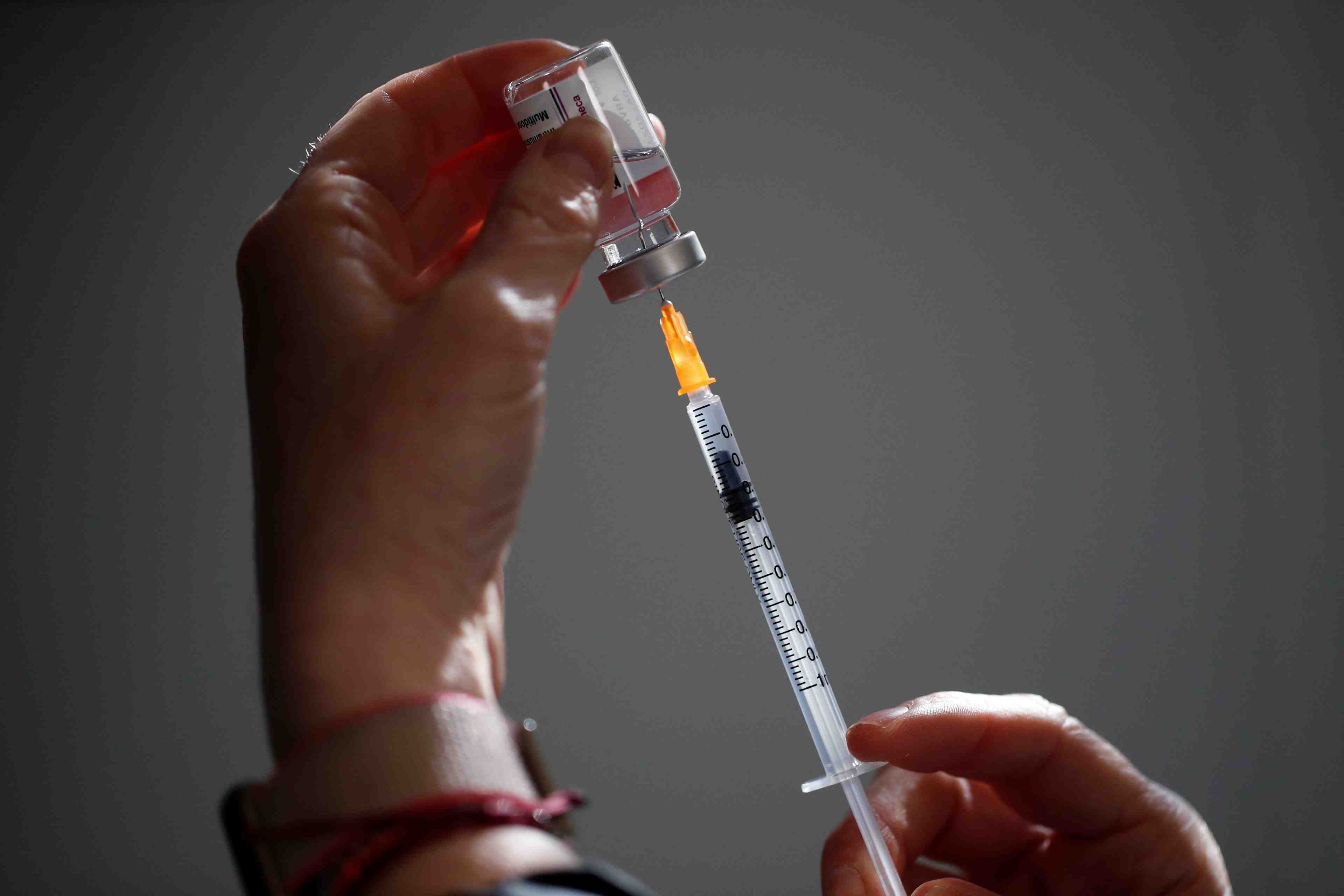 France/coronavirus: pres de 6 millions de personnes ont recu une premiere dose de vaccin