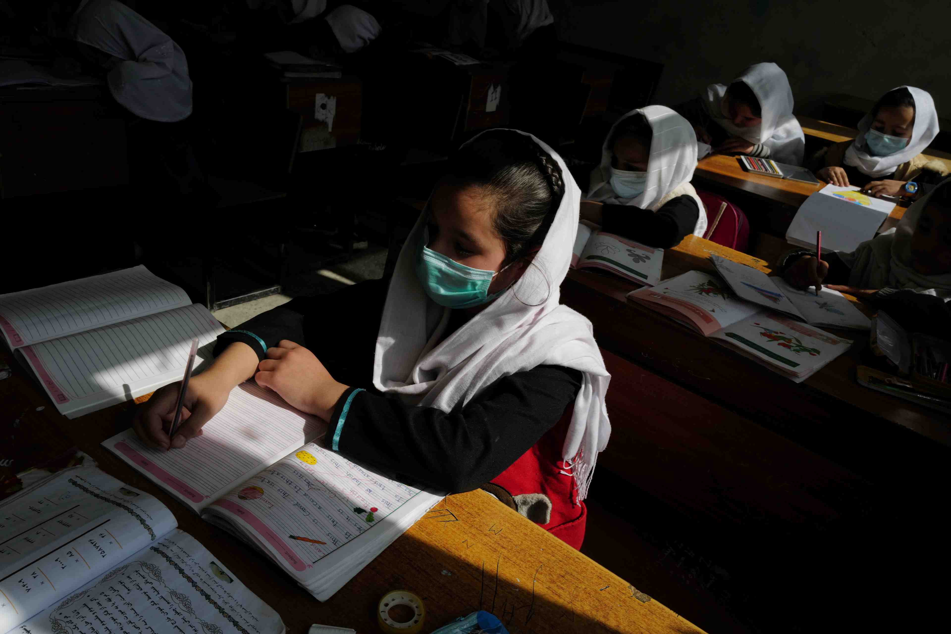 Les taliban promettent de rouvrir les lycees aux filles