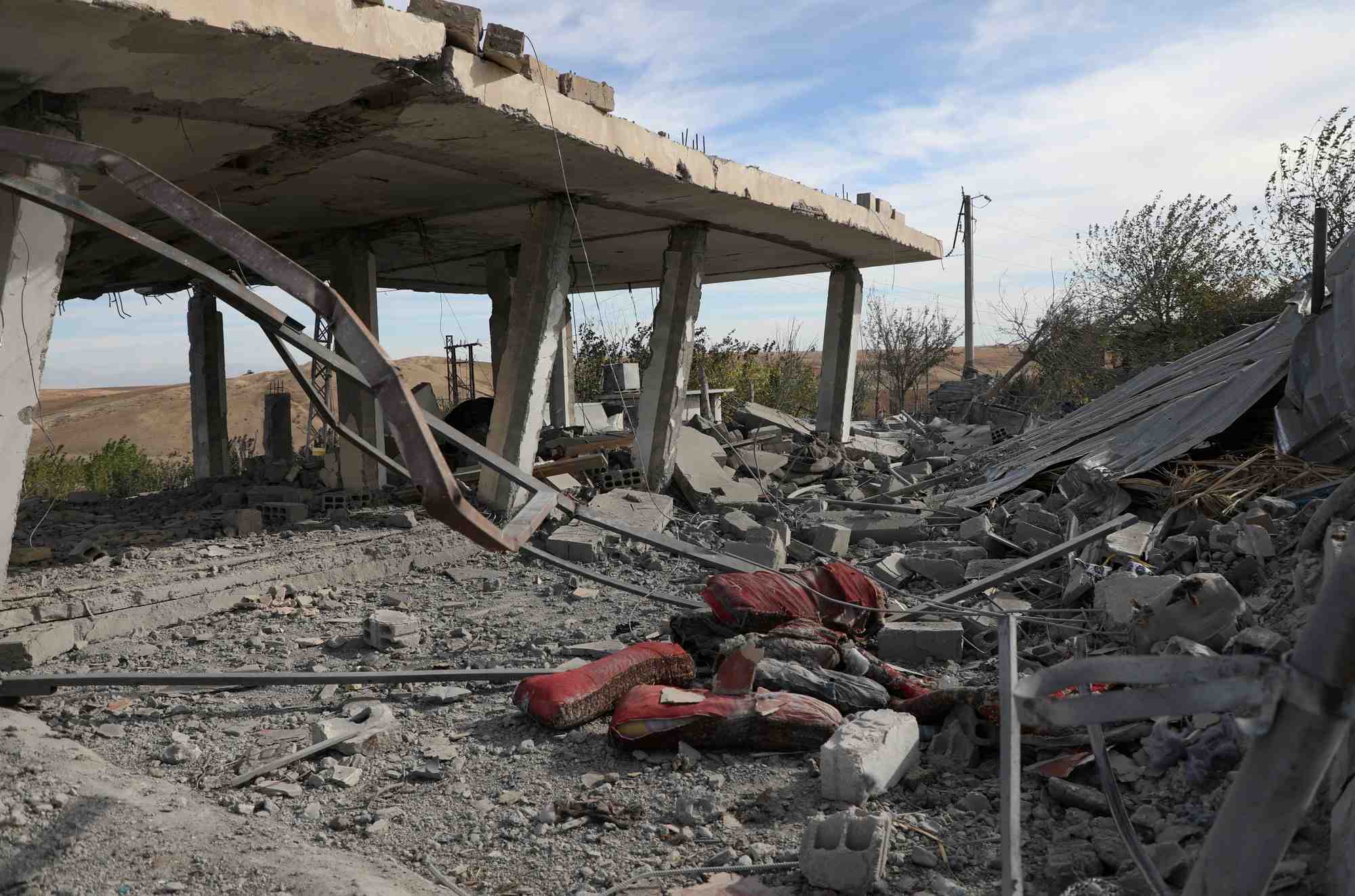 Un immeuble endommage suite aux frappes aeriennes turques, dans la campagne de derik, en syrie
