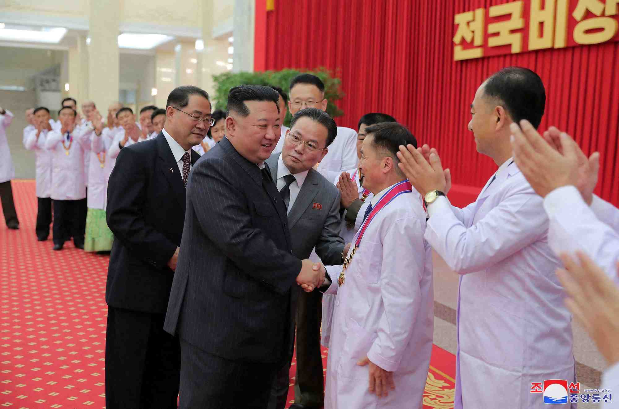 Le dirigeant nord-coreen kim jong un encourage les agents de sante et les scientifiques qui luttent contre la pandemie de coronavirus (covid-19) a pyongyang