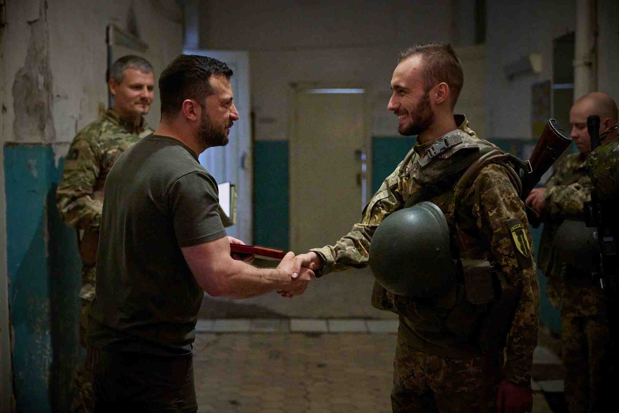 Photo de volodimir zelensky avec des soldats ukrainiens