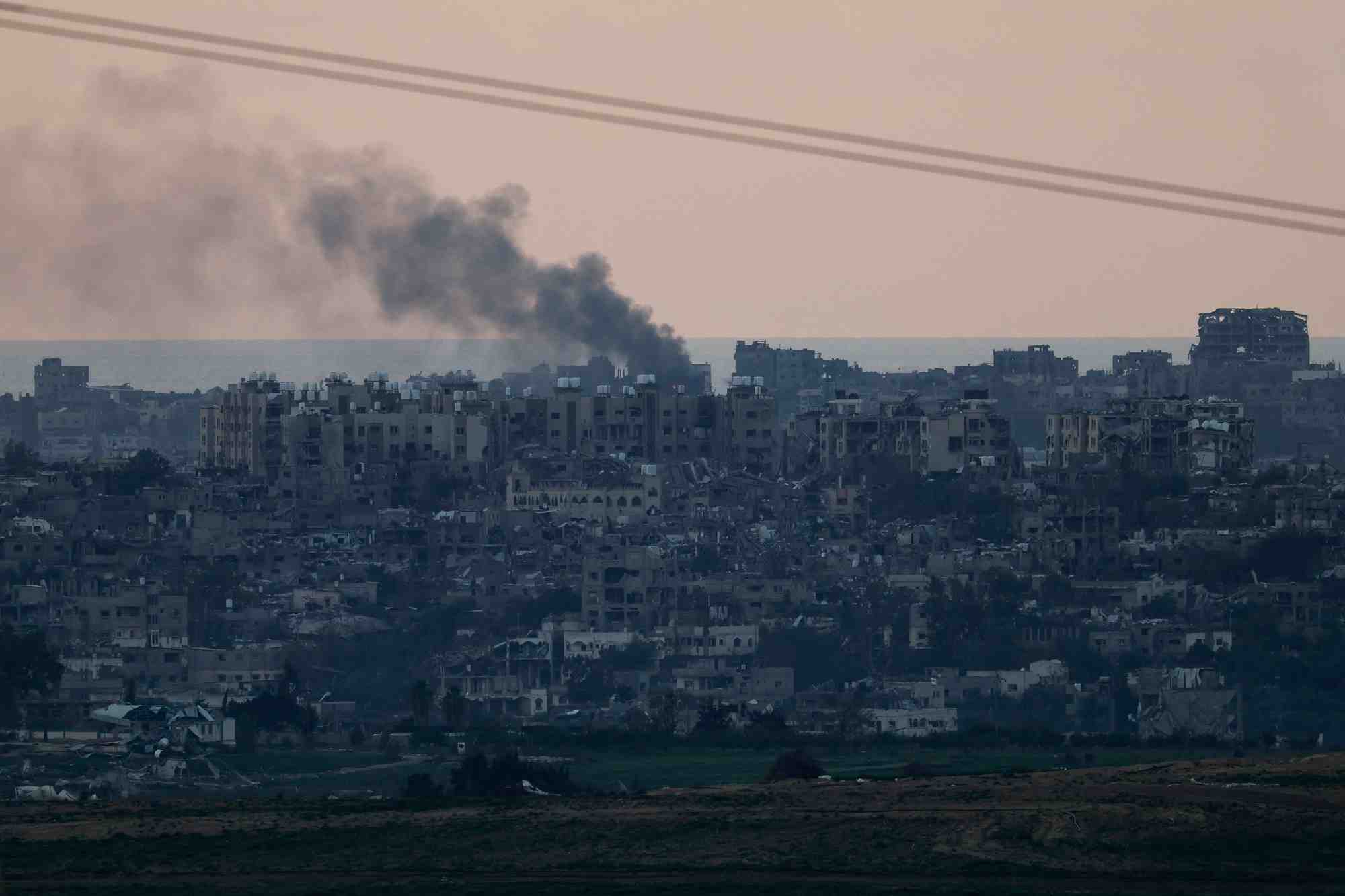 Photo de la fumee qui s'eleve au-dessus de gaza, vue du sud d'israel