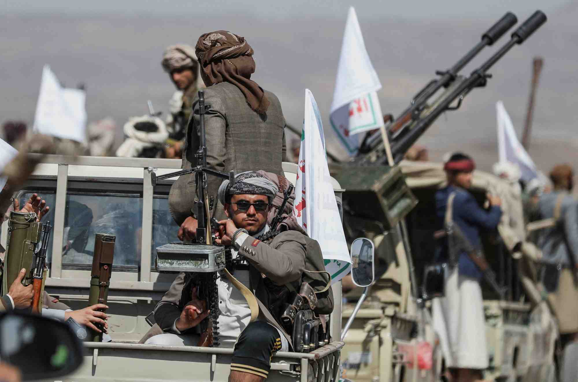 Les membres des tribus houthis se rassemblent apres les frappes aeriennes americaines et britanniques