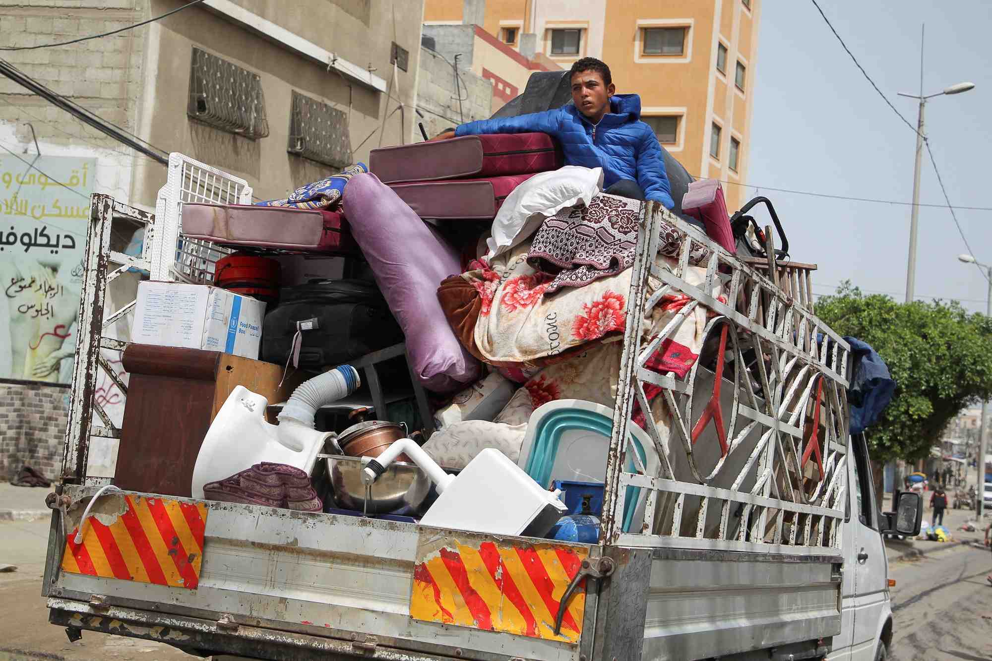 Photo des palestiniens qui se preparent a evacuer apres que les forces israeliennes ont lance une operation terrestre et aerienne dans la partie orientale de rafah