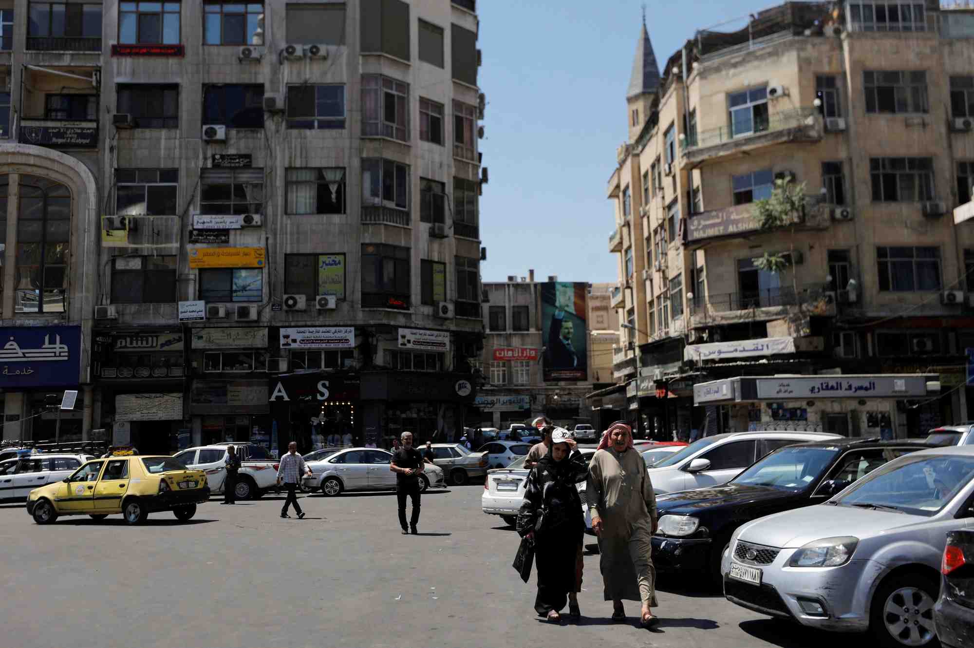 Des personnes se promenent dans une rue de damas, en syrie