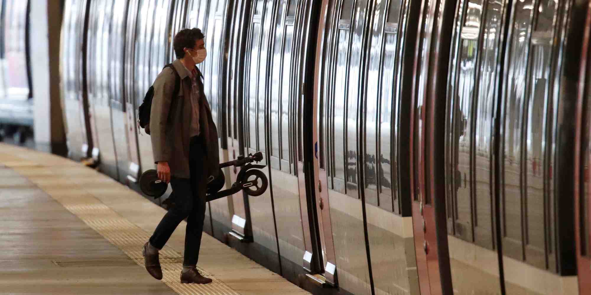 Transports : un homme portant un masque s'apprête à entrer dans un RER en station Gare du Nord, à Paris, le 27 avril 2020