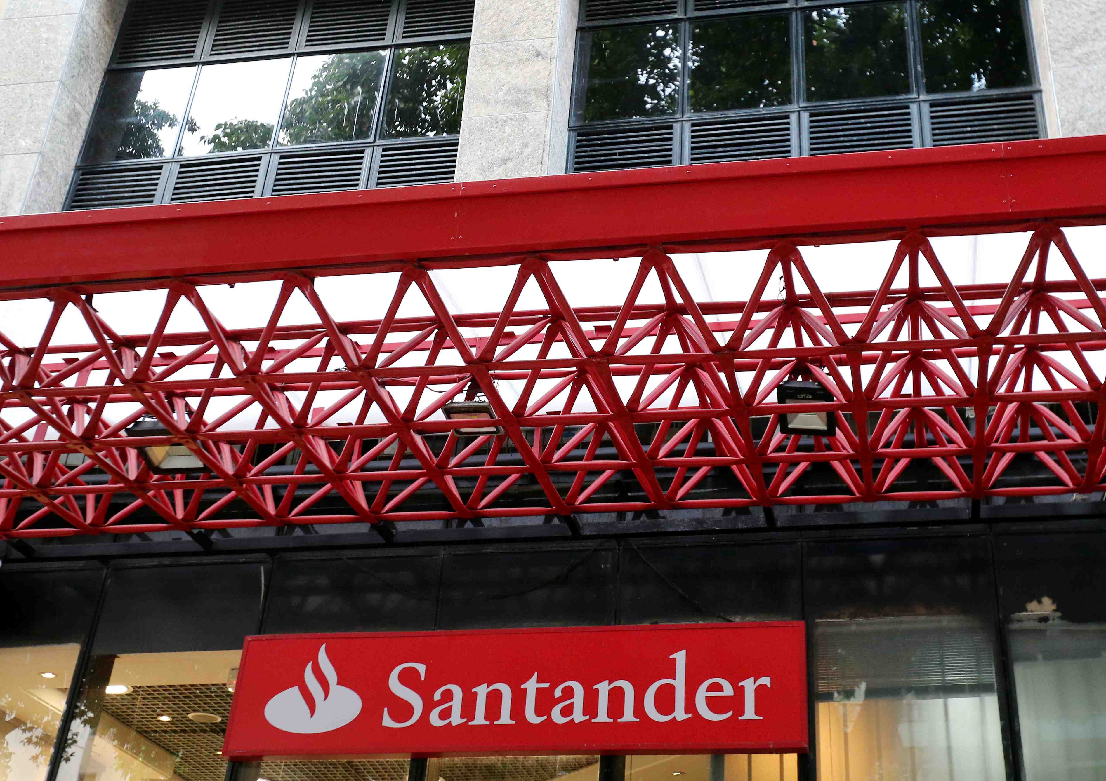 Santander enregistre une perte annuelle record de 8,77 milliards d'euros
