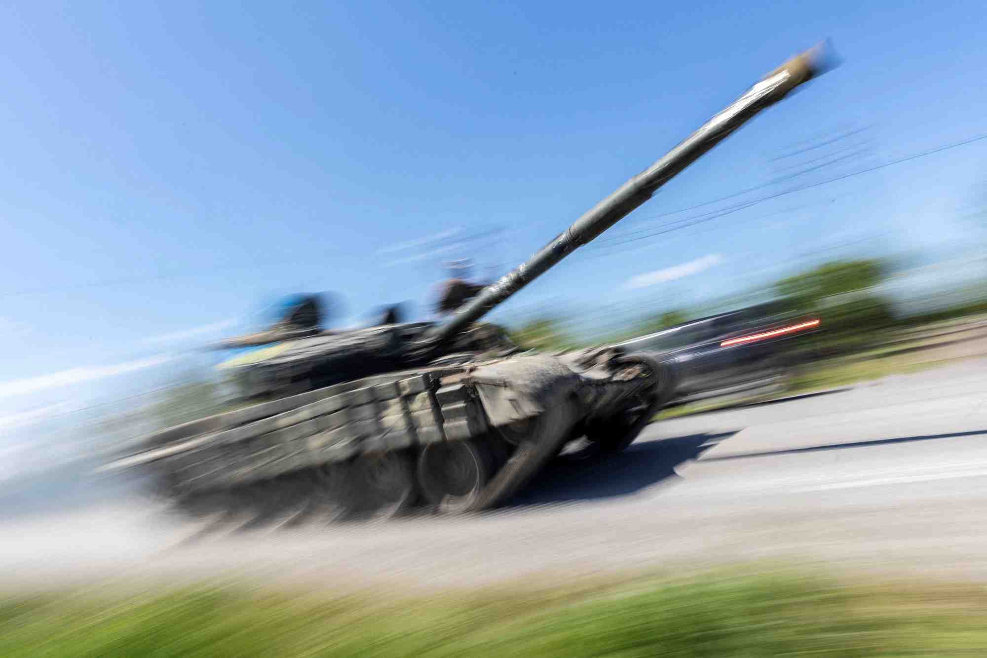 L'armee russe avance et atteint une route strategique dans l'est de l'ukraine