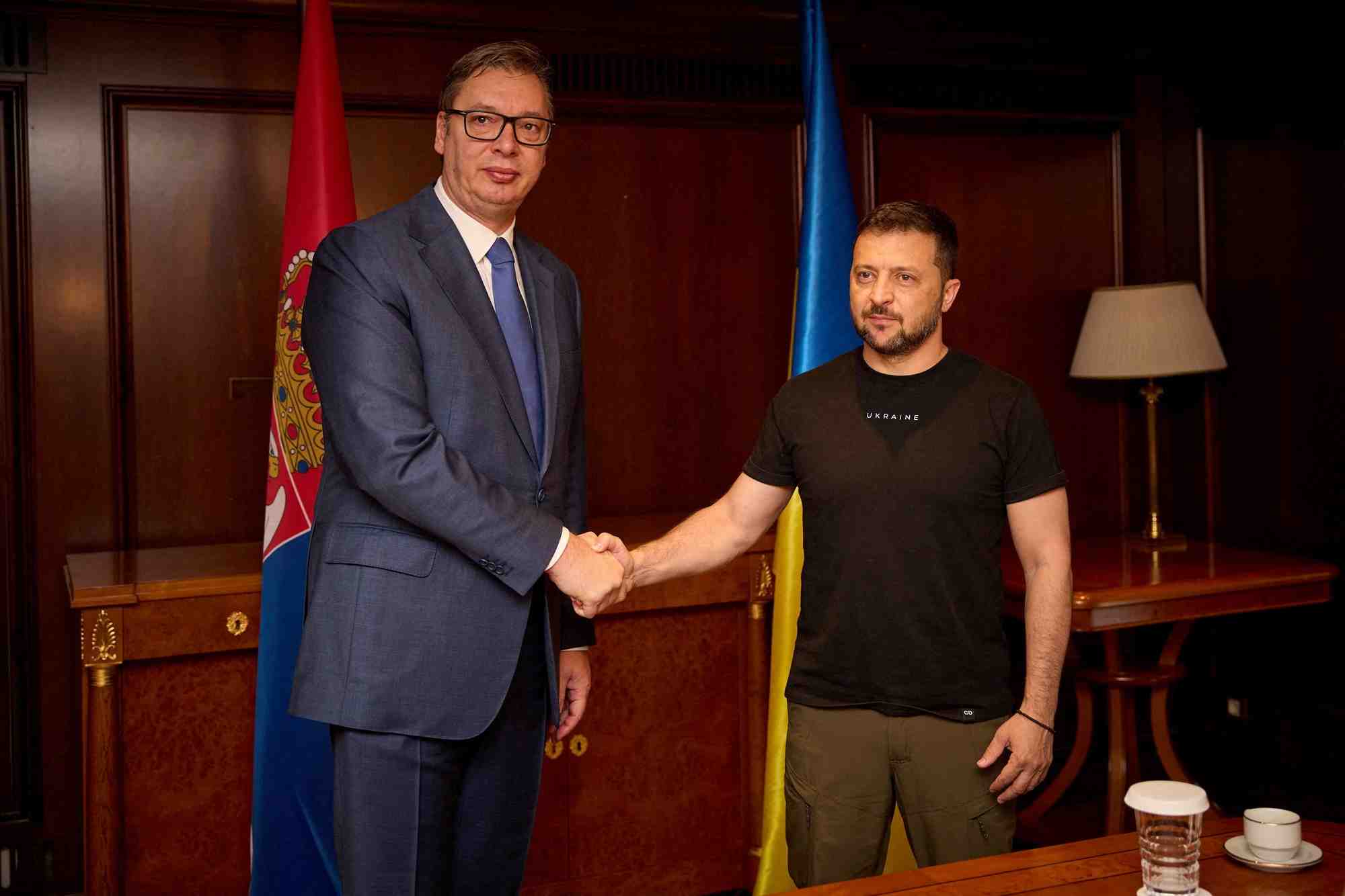 Le president ukrainien volodimir zelensky et le president serbe aleksandar vucic au manoir maximos a athenes, en grece