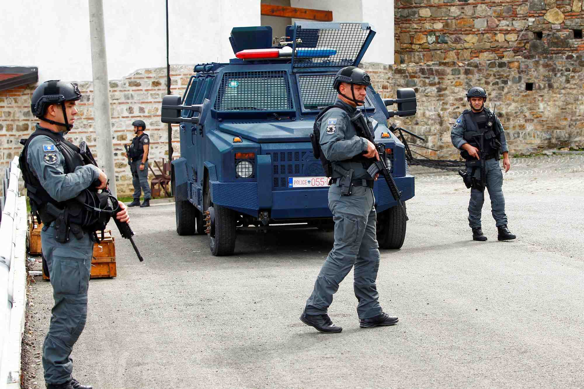 Des policiers kosovars patrouillent apres une fusillade dans le village de banjska, au kosovo