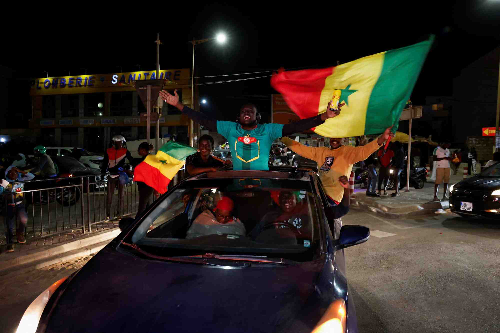 Photo des des partisans du candidat presidentiel senegalais bassirou diomaye faye qui celebrent les premiers resultats de l'election presidentielle