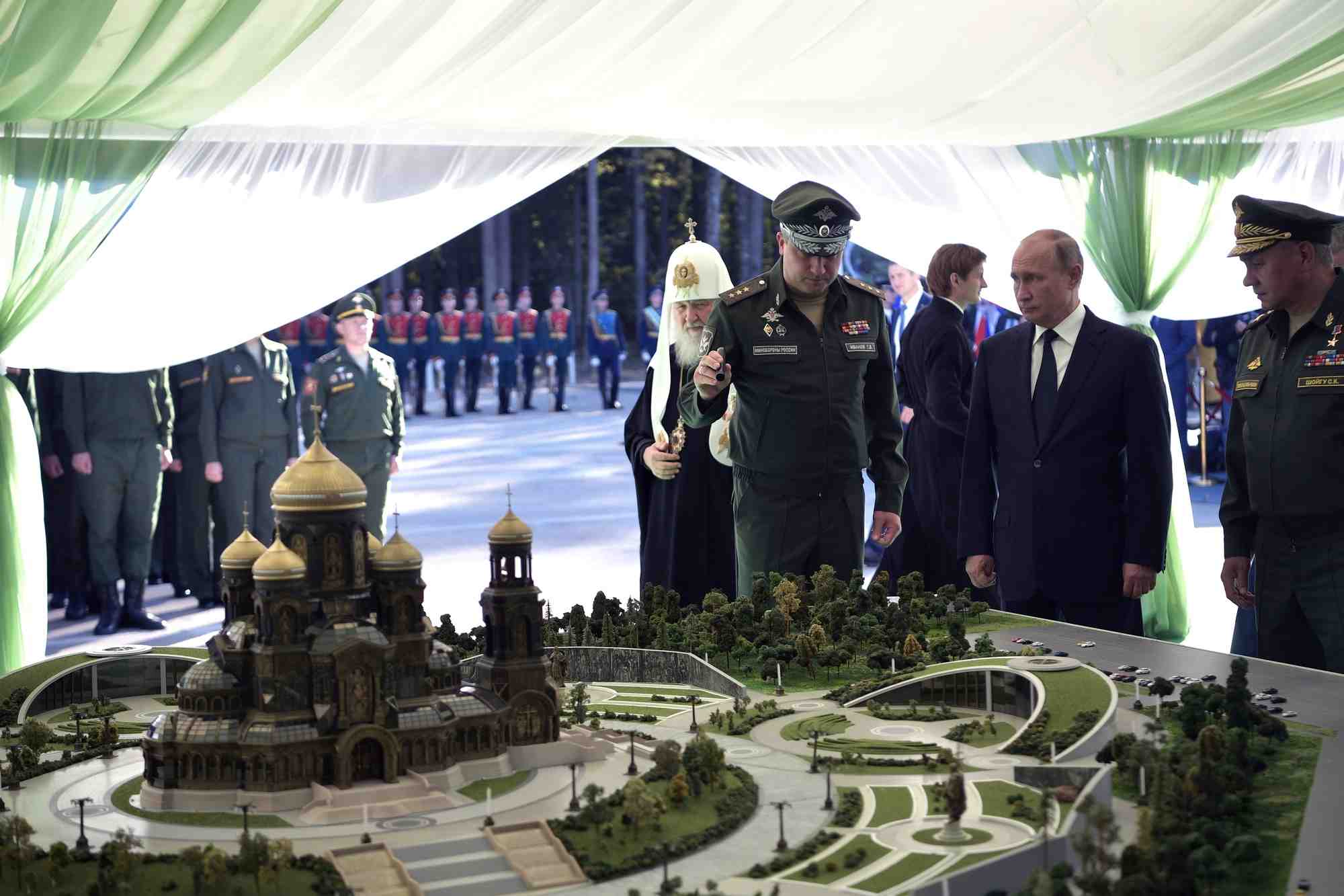 Le president russe vladimir poutine, accompagne du vice-ministre de la defense timur ivanov et du patriarche kirill, chef de l'eglise orthodoxe russe