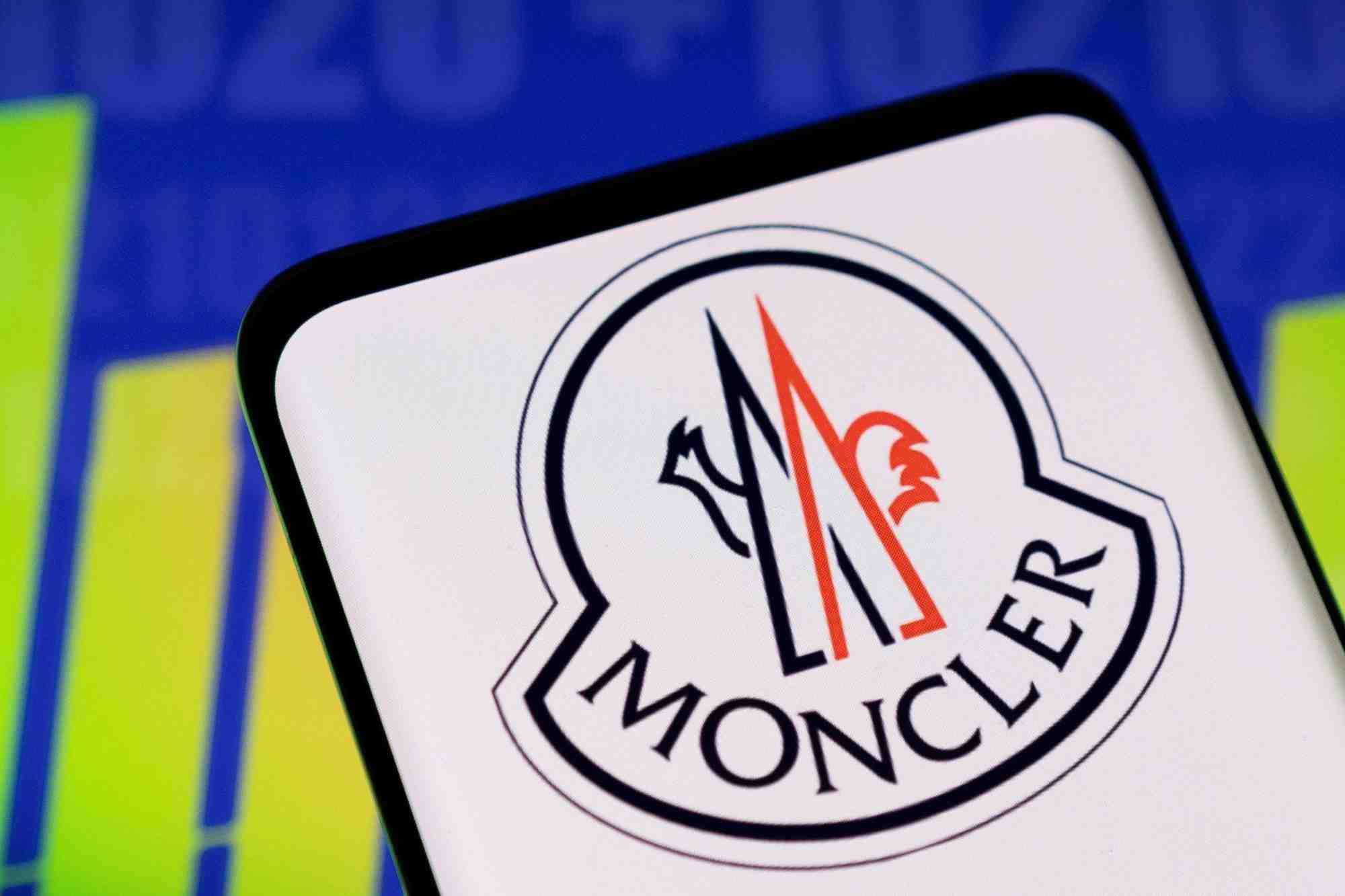 Illustration du logo de moncler et d'un graphique boursier