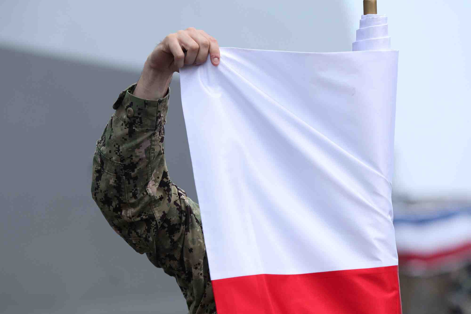Un soldat americain deroule un drapeau de la pologne, a gdynia