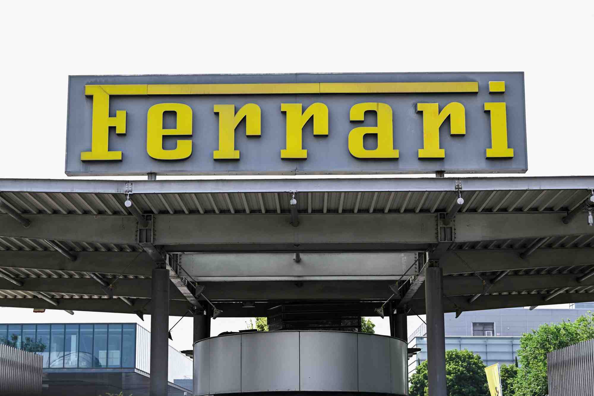 Le logo de ferrari est visible au siege de l'entreprise, a maranello, en italie