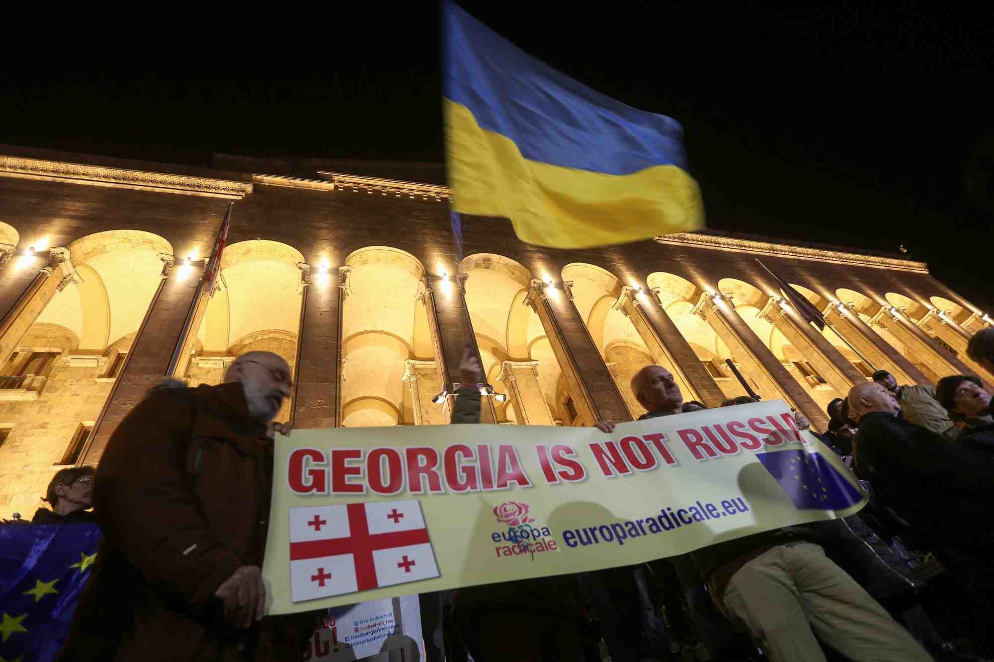 Des manifestants se rassemblent a l'exterieur du parlement georgien apres une election contestee.