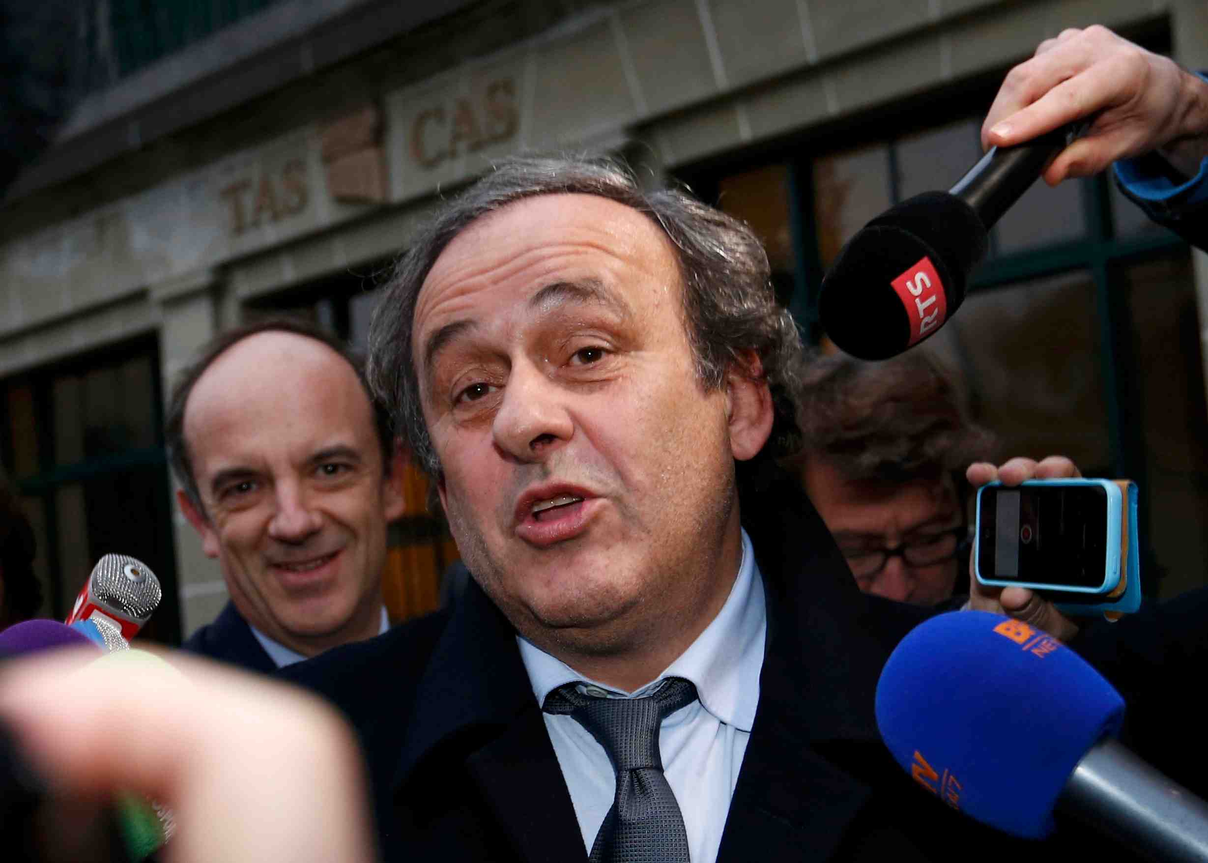 Michel platini parle de "simulacre de procedure" de la fifa