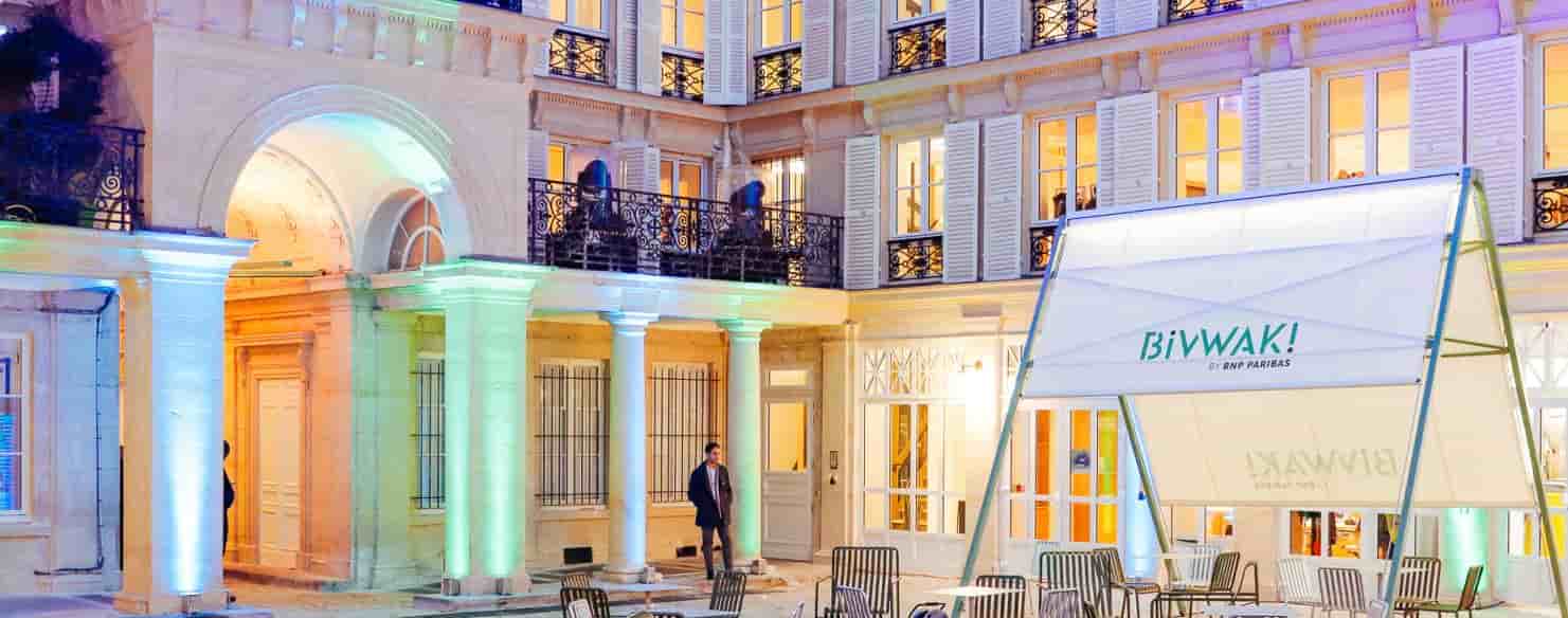 Situé à deux pas de l'hôtel Drouot dans le 9ème arrondissement de Paris, le Bivwak est un espace de 3.500 m2 où les collaborateurs de BNP Paribas peuvent venir incuber leur projet ou se former à la méthode agile.