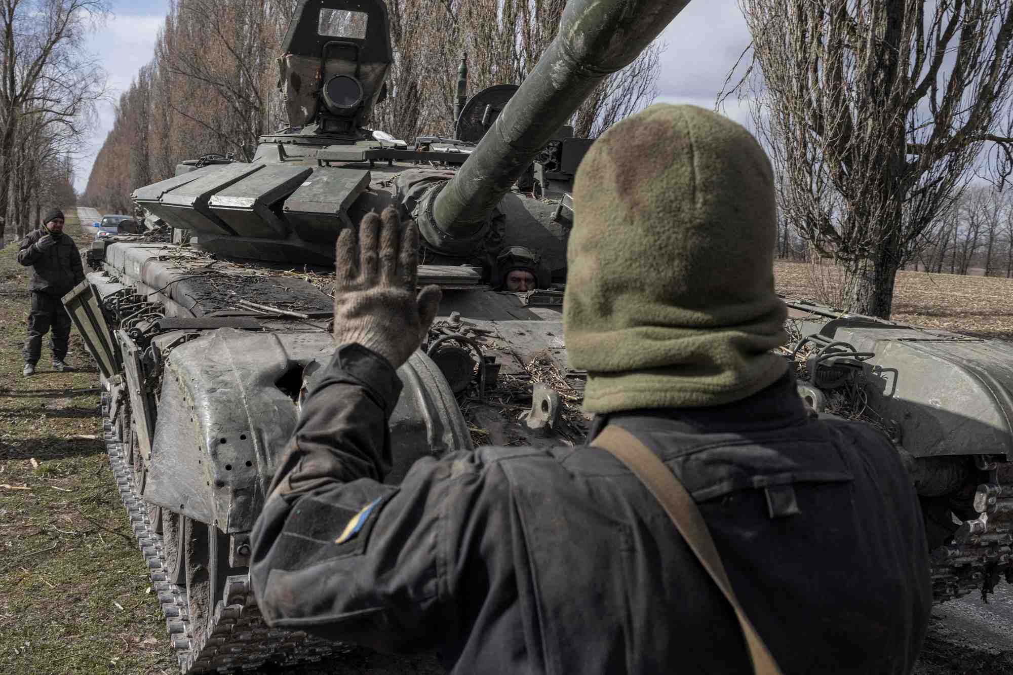 Les forces russes dans le nord de l'ukraine se regroupent, priorite au donbass, dit moscou