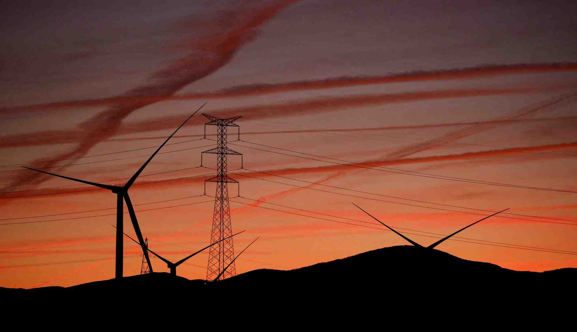 Photo d'archives de lignes electriques a haute tension et d'eoliennes pres de pedrola