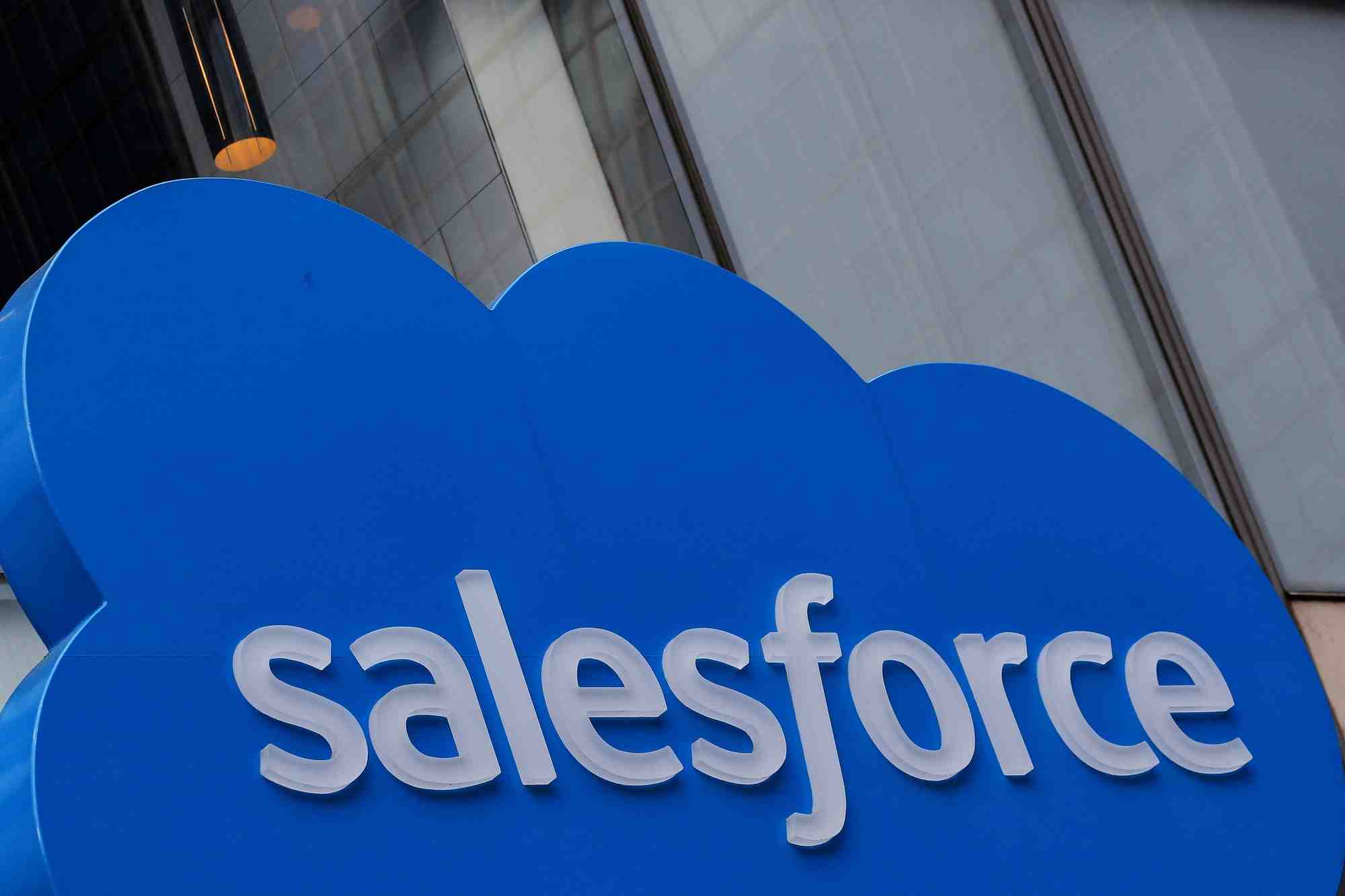Photo du logo de salesforce au siege de la societe